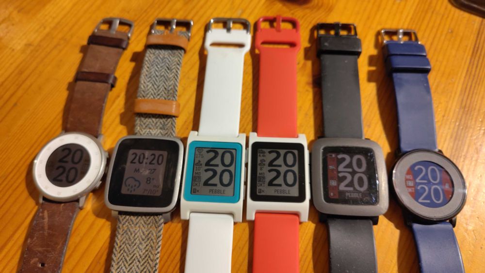 6 verschiedene Smartwatches. Die äußeren beiden sind die runden Pebbles. Die beiden inneren sind eine Pebble 2 und eine Pebble 2 Duo.