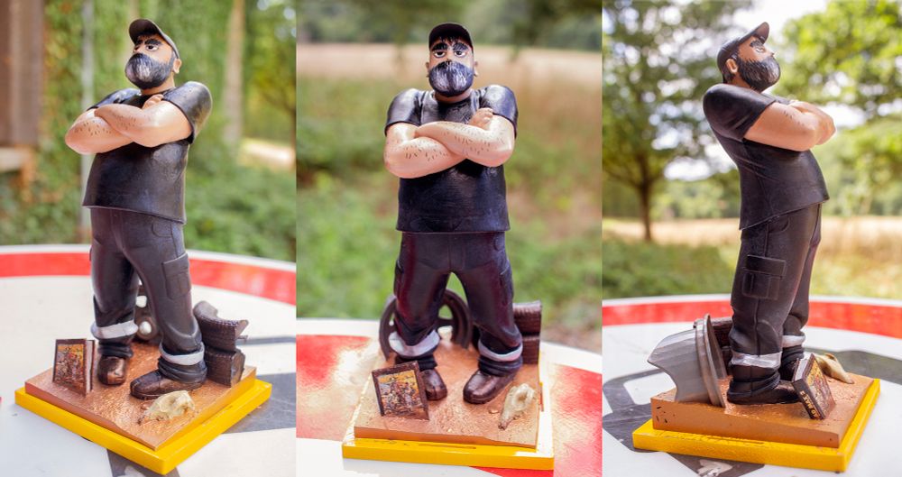 Il s'agit de 3 photos d'une figurine me représentant, c'est une caricature alors du coup ma silhouette élégante a viré à la grosse masse costaud avec des bras de déménageurs moi qui n'ait jamais secoué que la souris devant photoshop. Mais la figurine est merveilleuse. A mes pieds, mon tome 2 sur Mad Max 2, une roue Sunraysia (les amateurs de Mad Max savent de quoi je parle) et un crâne de bestiole. Tout repose sur un petit socle jaune du plus bel effet.