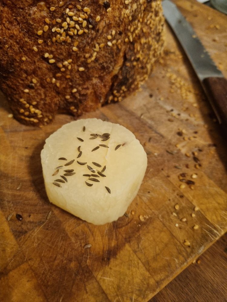 Ein phantastischer äußerst schmackafter Harzer oder auch Handkäse, wie dieses eiweißreiche Sexprodukt unter Liebhabern auch betitelt wird.
Der Gaumenschmauß liegt sanft bekümmelt auf einem Holzbrett. Im Hintergrund ist am oberen Rand ein Brot zu sehen. An der rechten oberen Ecke ein Messergriff.
Nicht zu sehen:
Die kniende Gemeinde vor diesem Stück Heiligkeit.