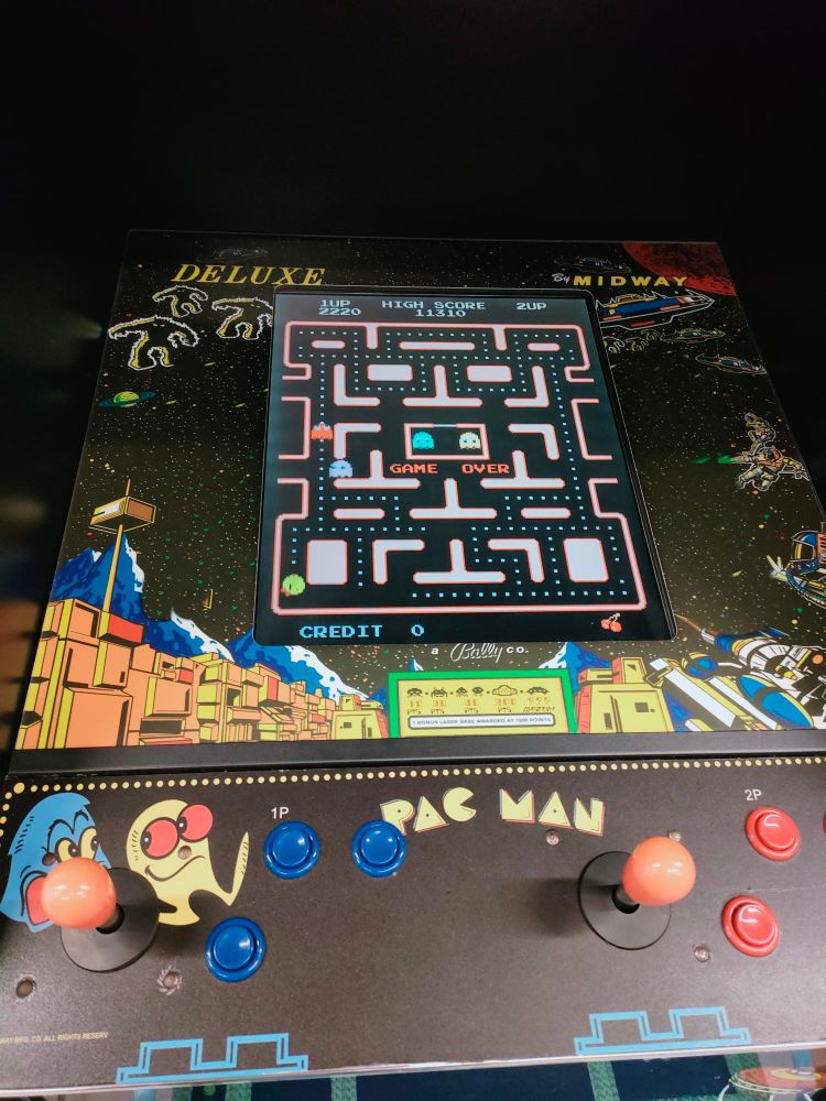 Oude spelkast met o.a Pacman erop 