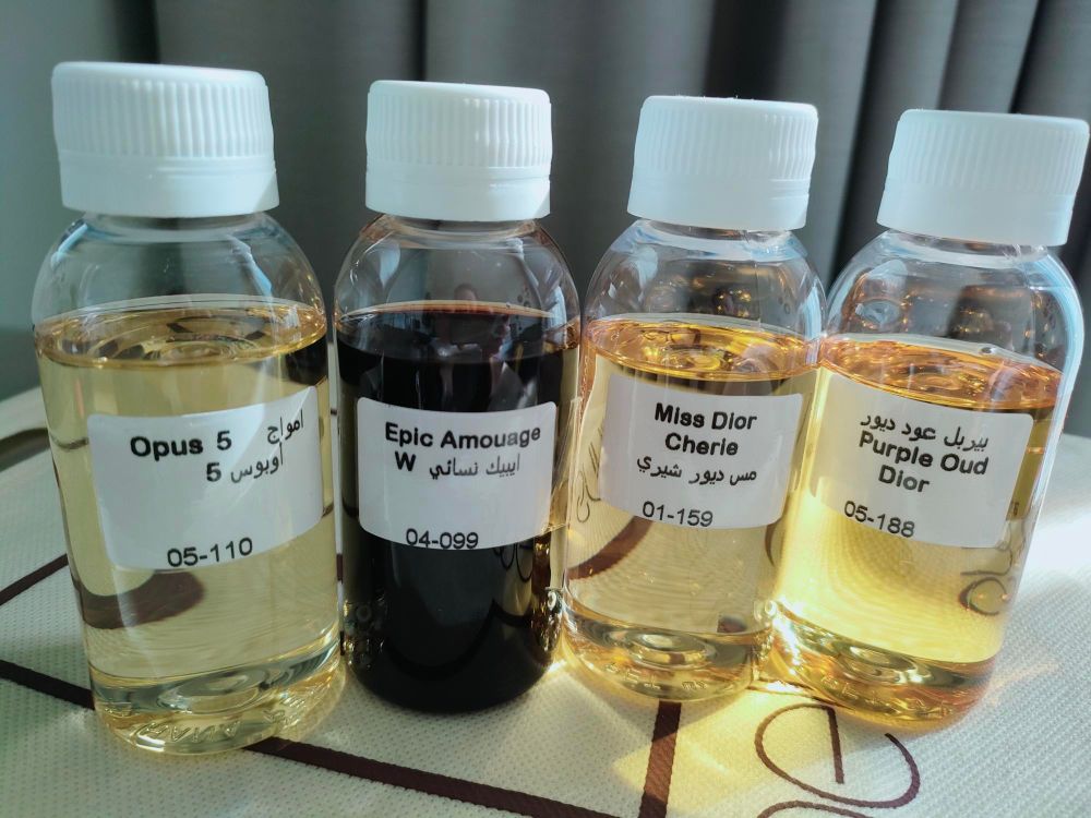 4 plastic flesjes van 100 ml olie met geuren van Dior en Amouage 