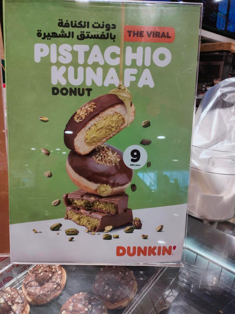 Poster van een doorgesneden donut met groene pistache vulling