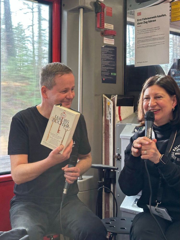 Ewa Wille und ich im Kulturzug mit einem Buch von Olga Tokarczuk.