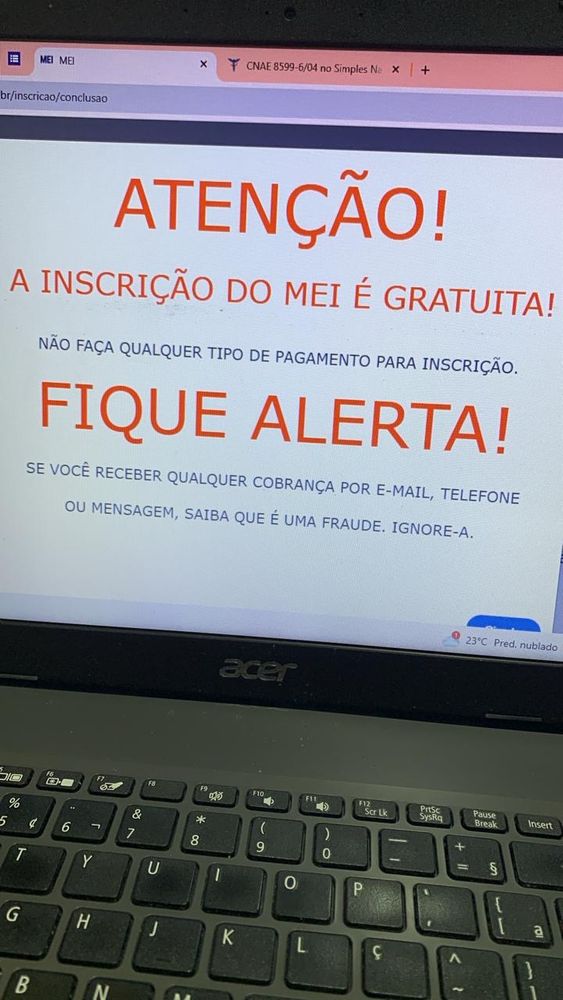 Foto de tela de um notebook preto com a mensagem em capslock escrito em vermelho em fundo branco “ATENÇÃO!
A INSCRIÇÃO DO MEI É GRATUITA!
NÃO FAÇA QUALQUER TIPO DE PAGAMENTO PARA INSCRIÇÃO.
FIQUE ALERTA!
SE VOCÊ RECEBER QUALQUER COBRANÇA POR E-MAIL, TELEFONE OU MENSAGEM, SAIBA QUE É UMA FRAUDE. IGNORE-A.”