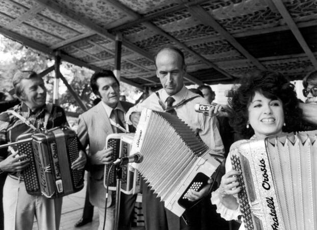 Valéry Giscard d'Estaing joue de l'accordéon aux côtés de cadors de l'instrument, notamment Yvette Horner. 