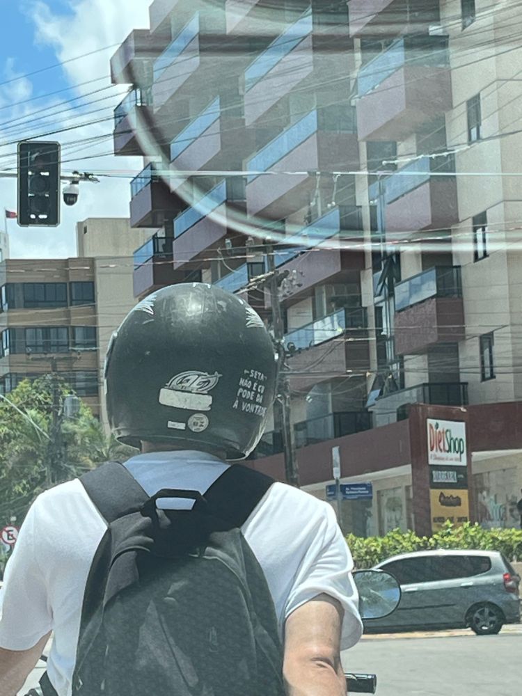 motoqueiro usando capacete com seguinte enunciado: ‘seta não é cu pode da à vontade’