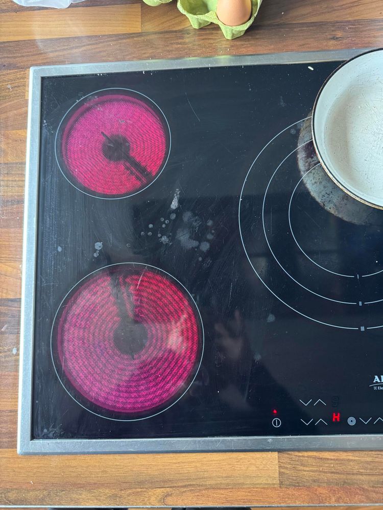 Herd mit zwei heizenden Platten, obwohl nur eine eingeschaltet ist.