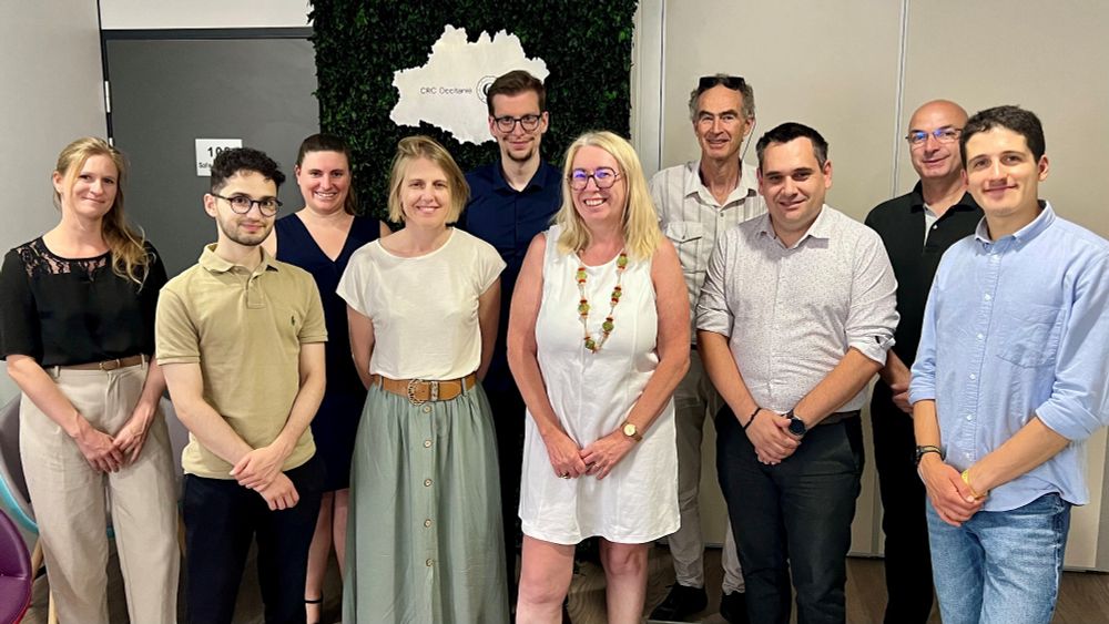 Le groupe de stagiaires, accompagnés par leur formateur en arrière de l'image et d'Isabelle Houvenaghel, grand-témoin venue à leur rencontre,  prennent la pose dans les locaux de la CRC Occitanie. 