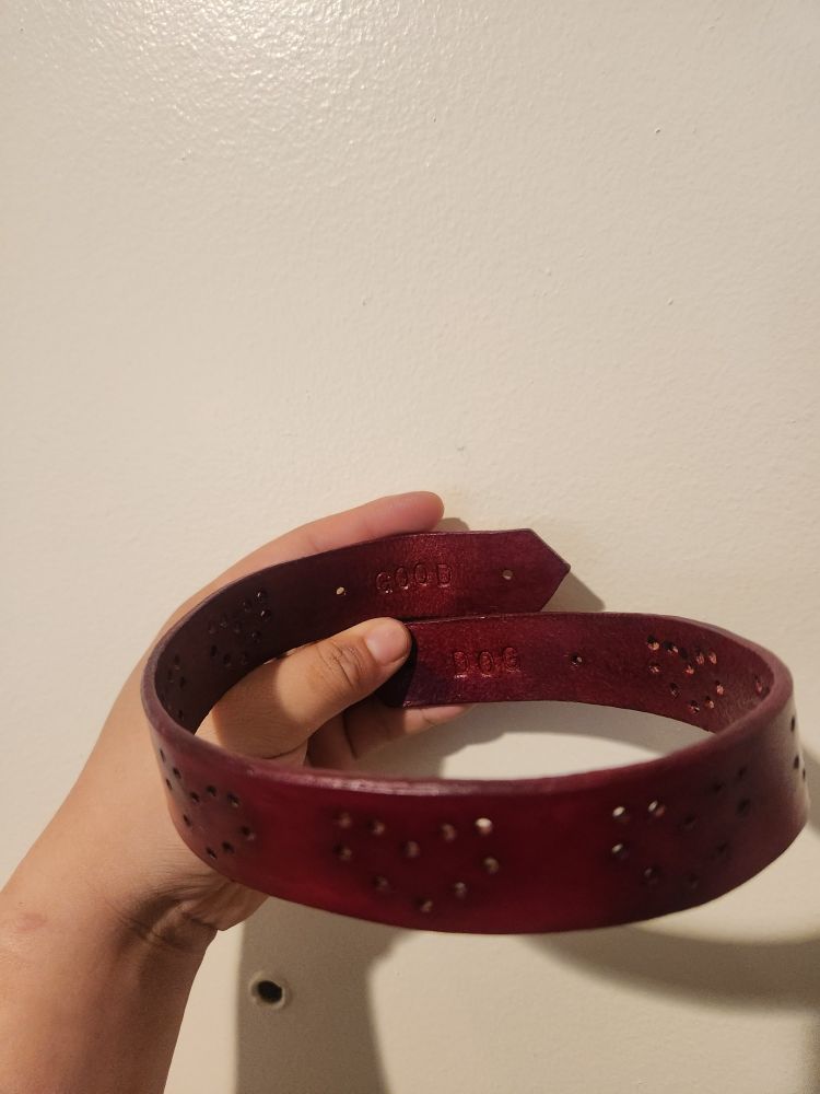 The underside tabs of the front of the collar are stamped with GOOD/DOG, so it reads correctly by the wearer when it js worn