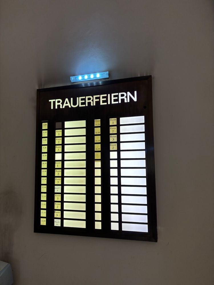 Tafel trauerfeiern mit Räumen und Uhrzeiten