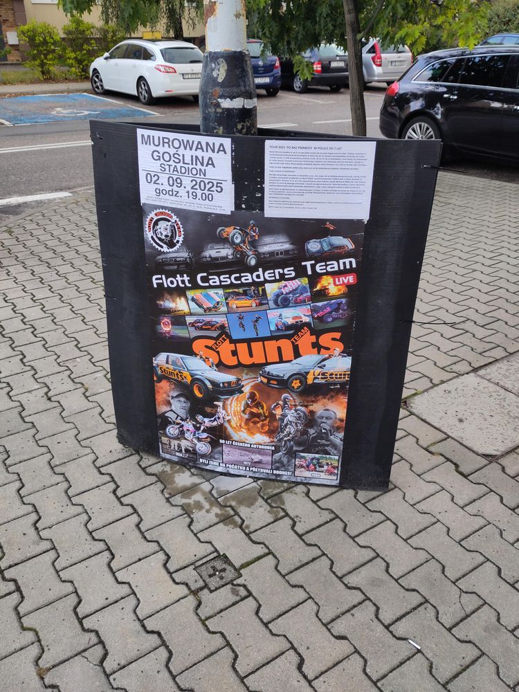 Plakat reklamujący pokazy kaskaderów samochodowych 