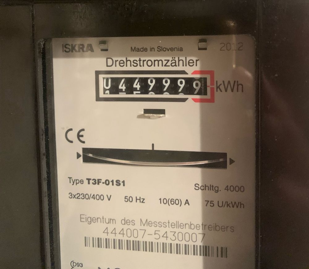 Stromzähler springt von 44.999,9 auf 45000 um. 