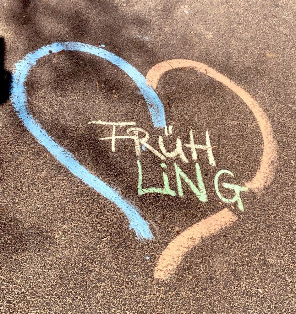 Kreidebild: Herz mit dem Wort „Frühling“ in der Mitte 