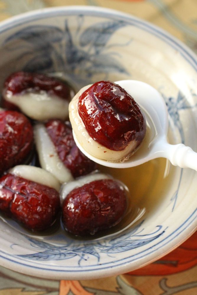 cuillère soulevant une jujube (date chinoise) farcie de pâte à mochi.