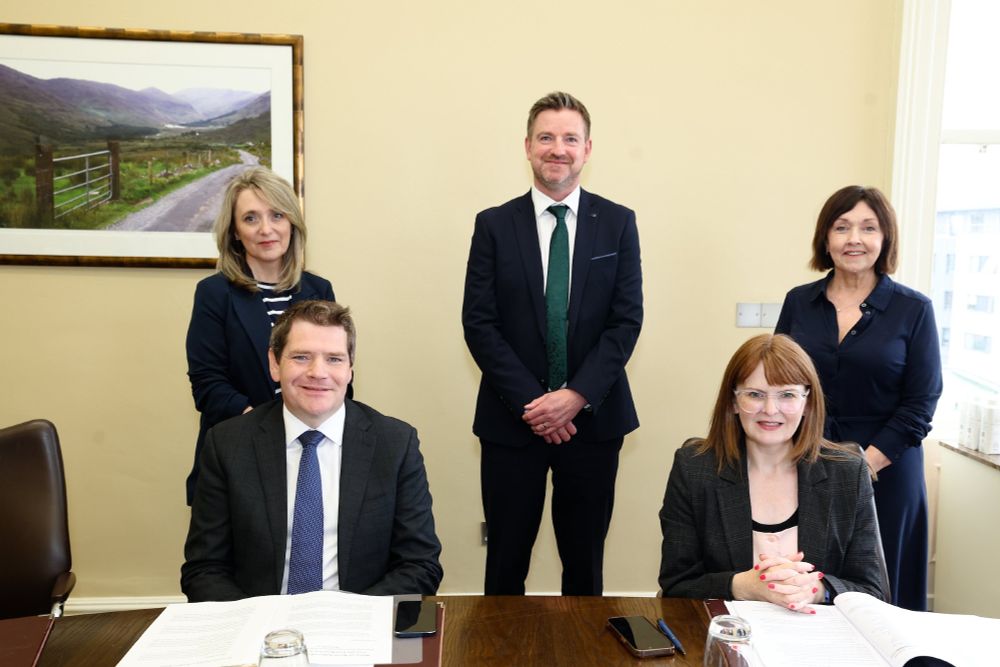 Photograph of Annmarie O’Kane (Border People Project Manager, Centre for Cross Border Cooperation), Colin McCabrey (Director of Trade, InterTradeIreland) and Maureen O’Reilly (Independent Economist) with Peter Burke TD (Minister for Enterprise, Tourism and Employment) and Dr Caoimhe Archibald MLA (Minister for the Economy).