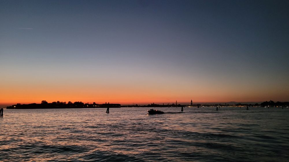 Le soleil est couché depuis vingt minutes et une superbe couleur orangée recouvre toute la lagune, les clochers noirs de la Sérénissime se détachant au loin.