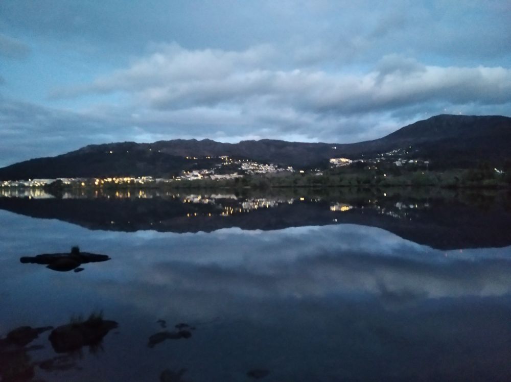 Vista de Vila Nova de Cerveira á anoitecida co río en calma absoluta á espera do cambio das mareas. As últimas nubes mansas de Martinho asómanse ao espello das augas mentres se afastan cara ao leste.