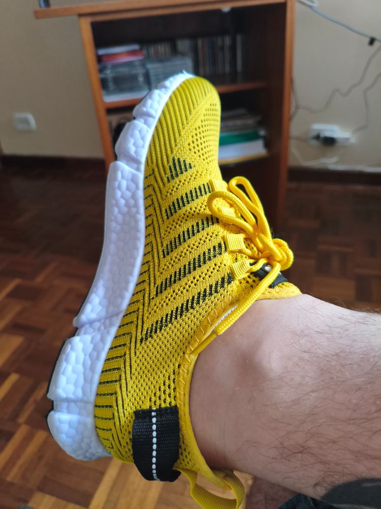 Tênis amarelo 