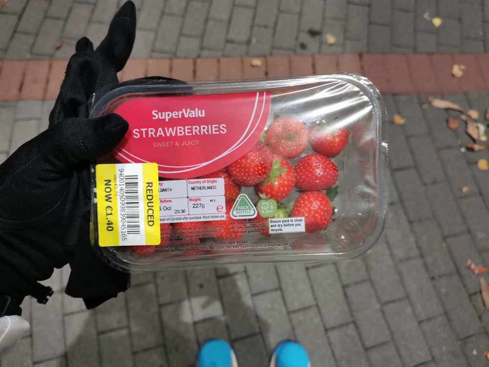Упаковка клубники из SuperValu со скидкой: €1.40 вместо €2.79.