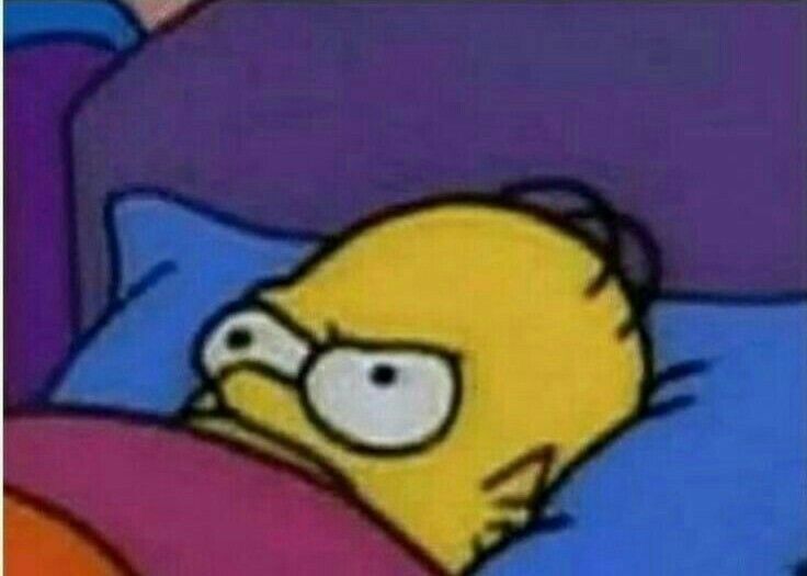 Meme de Homer Simpson, que está tumbado en la cama. Solo se le ve la cabeza apoyada en la almohada, con gesto enfadado, mientras las sábanas le cubren hasta la nariz.