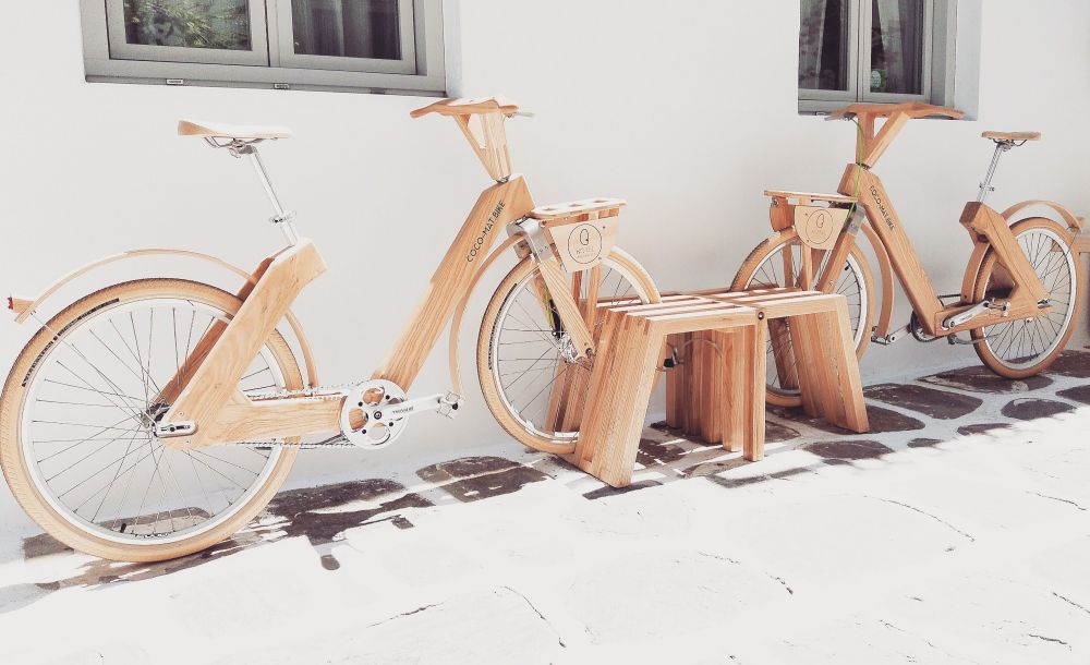 Ein paar Holzfahrräder steht gegenüber in einem paar Holzfahrradständer