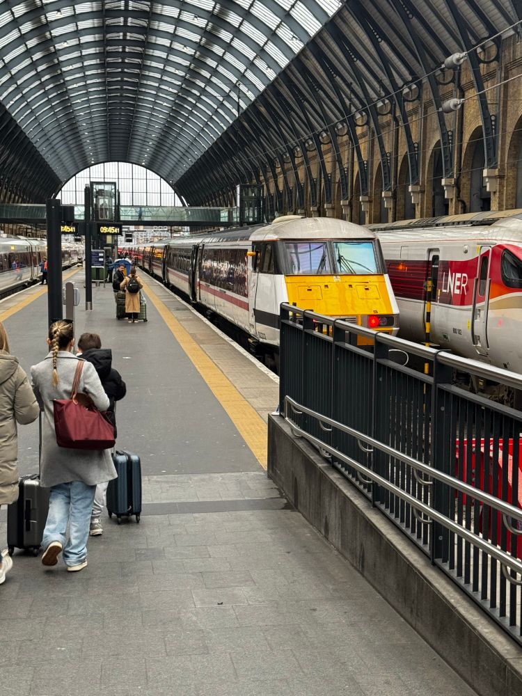 A picture of a LNER 225 train at Kings Cross Platform
