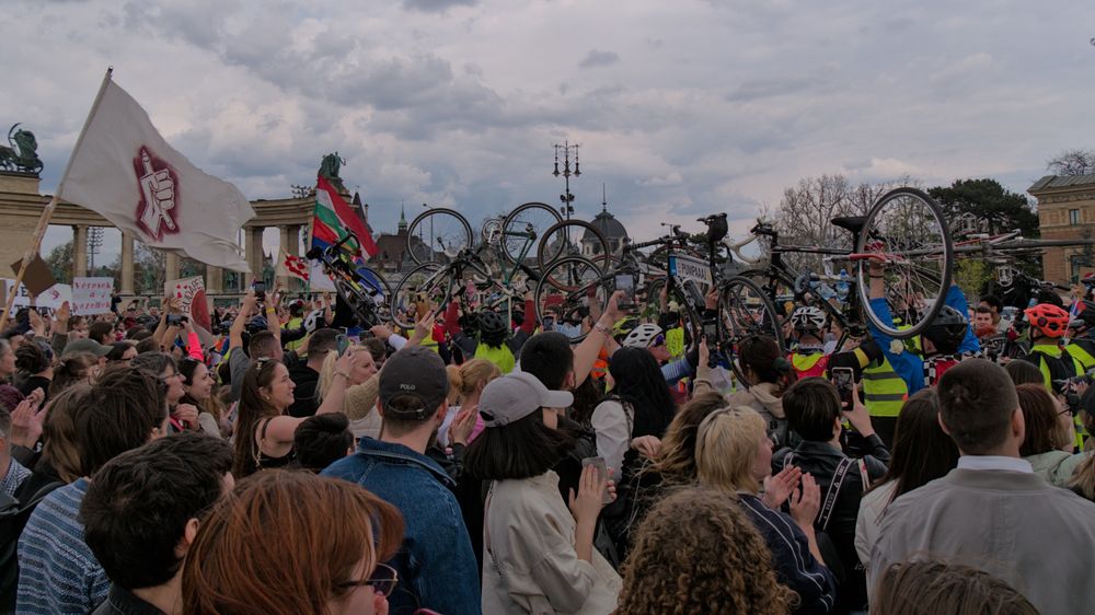 Die Fahrräder werden unter jubel in die Luft gestreckt.