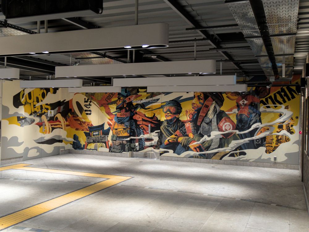 A wall mural perfectly fitted into an empty subway tunnel
