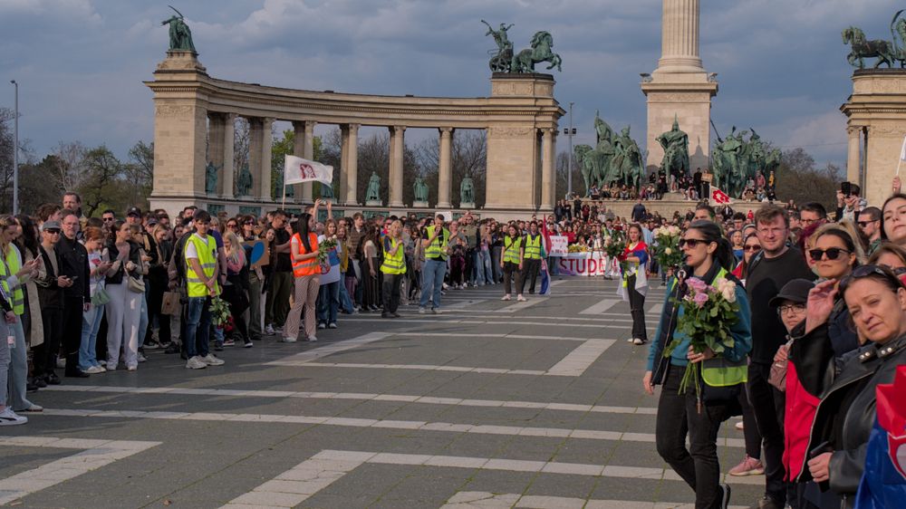 Die Menge ist bereit für den Empfang am Heldenplatz.