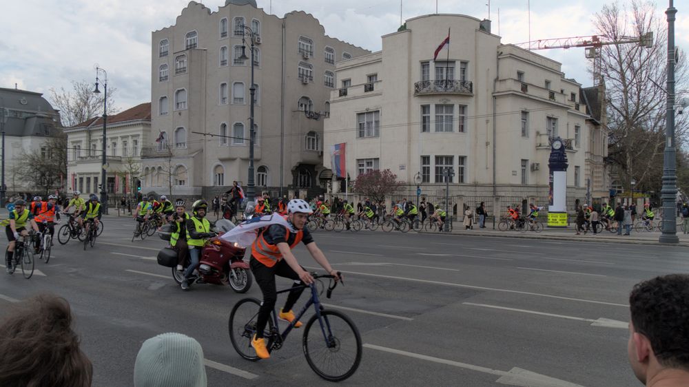 Die Fahrraddelegation kommt an und passiert die serbische Botschaft unter lautem jubel.