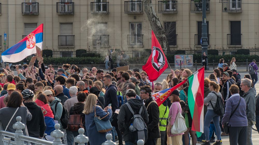 Eine Flagge der antifaschistischen Aktion zeigt, dass diese Bewegung für Demokratie auch als teil des europäischen Kampfes gegen den Autoritarismus zu verstehen ist. 