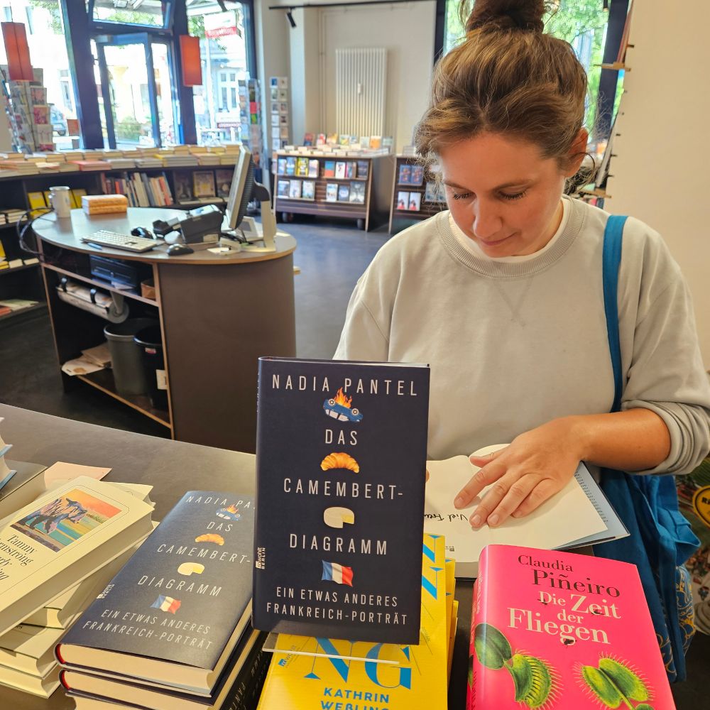 Journalistin Pantel signiert ihr Buch.