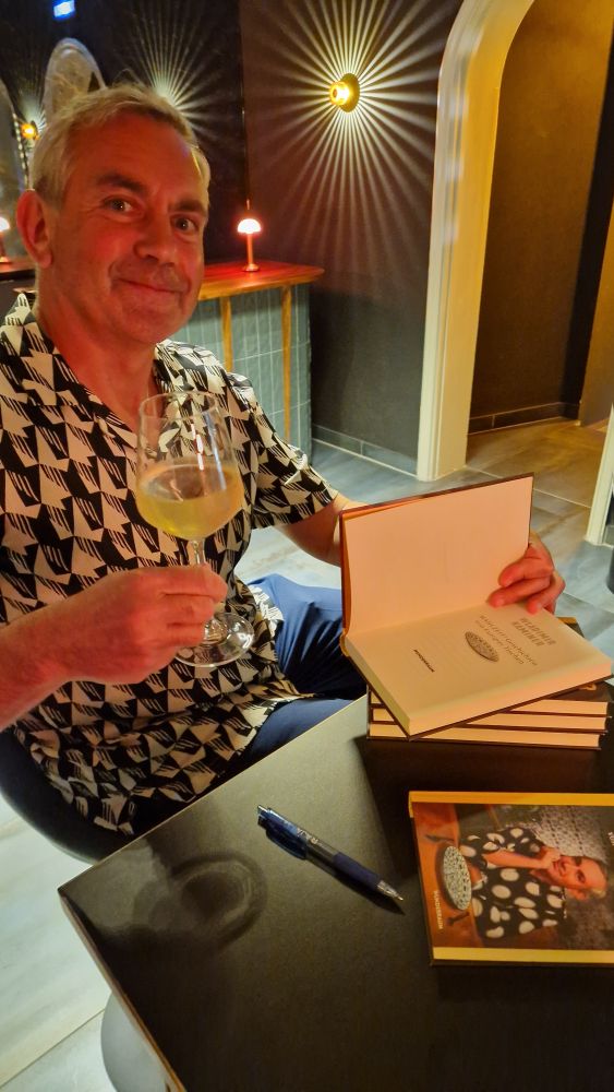 Autor Wladimir Kaminer signiert sein neues Buch.
