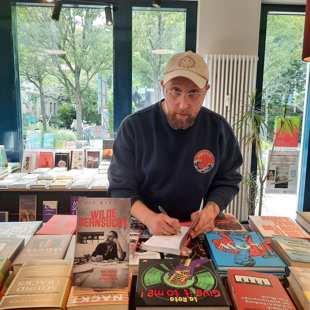 Autor Ulf Werner signiert sein Buch WILDE SEHNSUCHT.