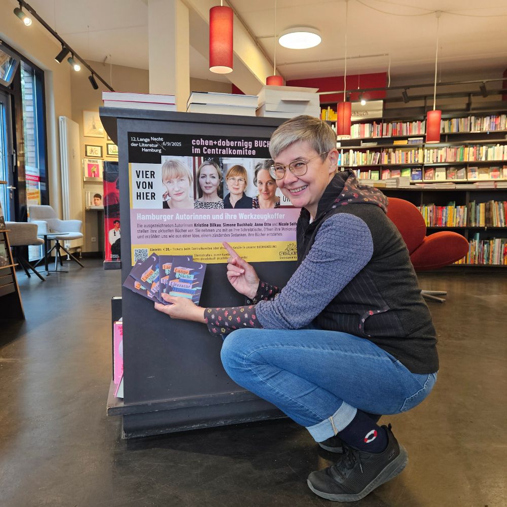 Daniela Dobernigg präsentiert unser Poster für die Lange Nacht der Literatur.