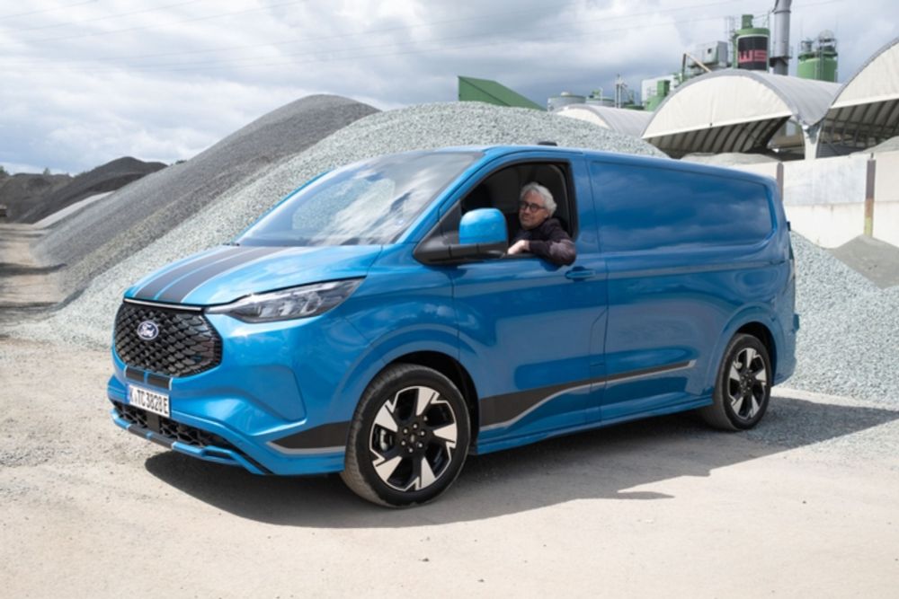 Quand le fourgon Ford E-Transit Custom se la joue utilitaire sportif et haut de gamme.