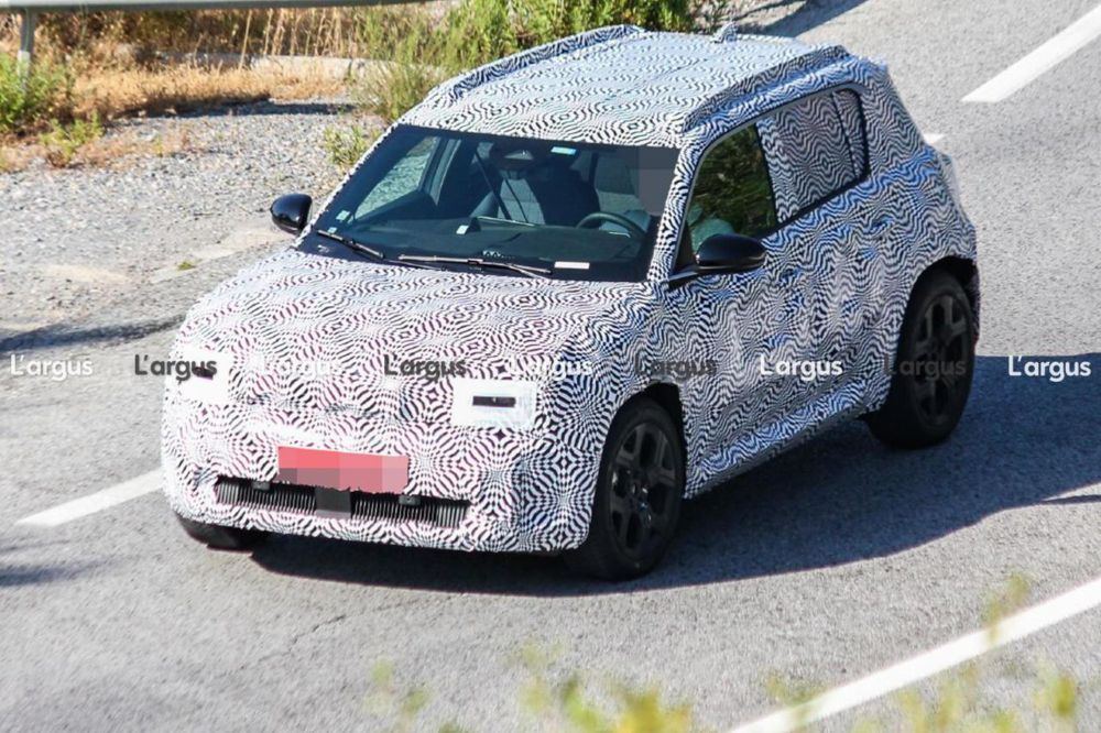 Scoop. La Renault 4 surprise sur les routes d'Espagne avant le Mondial de Paris