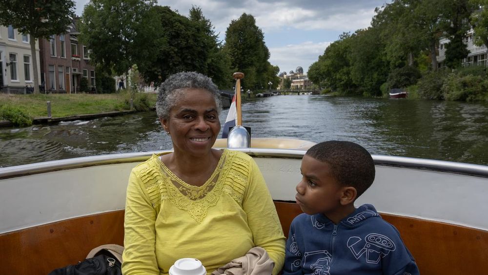 In Leiden is het deze dag lekker rustig. De studenten slapen uit of ze zijn er gewoon nog niet. Een prima dag voor een uitje met dit mooie weer in een rondvaartboot, vond Helga Boldewijn, oma van haar 7-jarige kleinzoon Jeremiah.