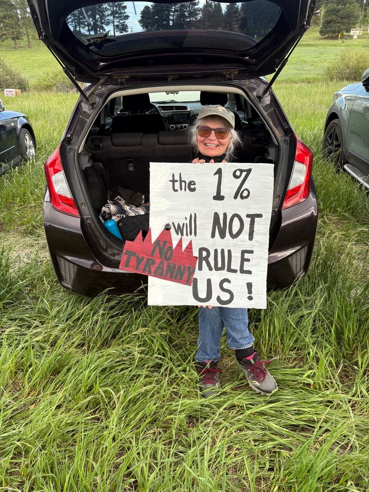 The 1% will not rule us! No tyranny
Sign in backgrounds says “DO NOT PET THE COWS”