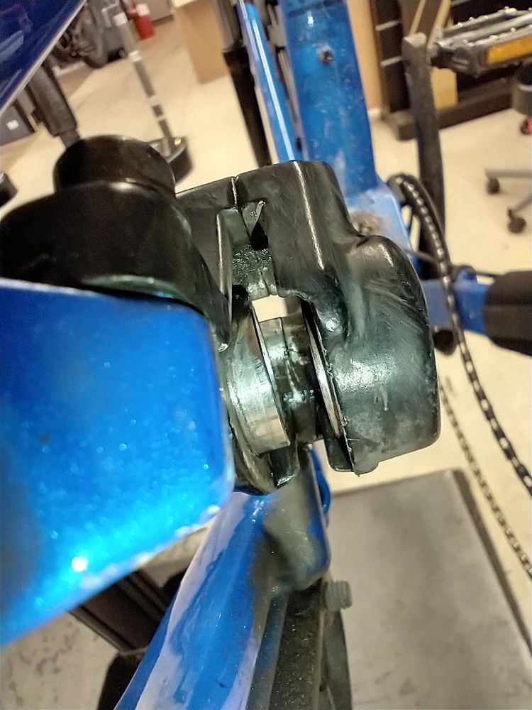 Komplett krumm und ungleichmäßig ausgefahrener Bremskolben