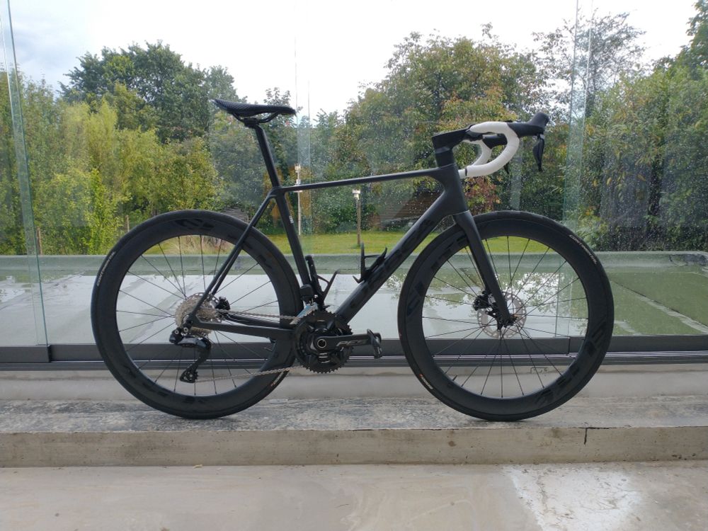 Orbea Orca in schwarz mit weißem Lenkerband