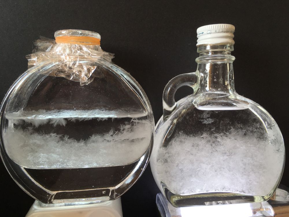 ストームグラス三号四号。あ、四号がいつもと向きが違う。実は写真を撮る前に四号を倒してしまい、中の液が撹拌されてしまいました。まあ、インテリアなので、たまにかき回すとか、湯煎しなおして溶かしてしまったほうが変化が出て楽しいかもしれないですけど。