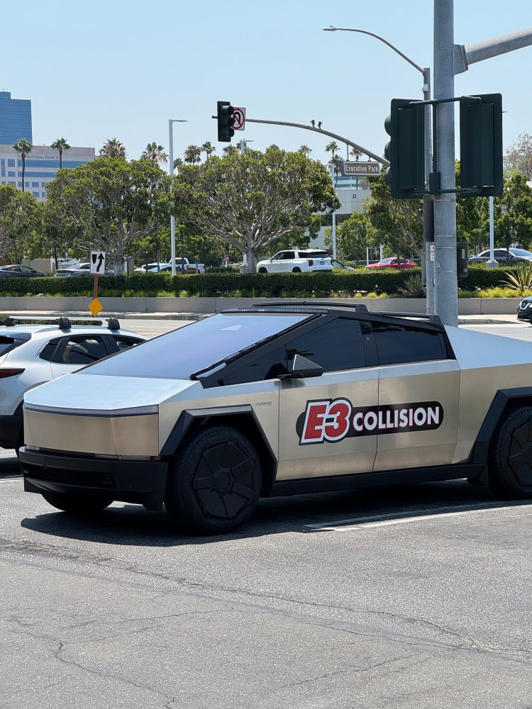 Fucking awful truck made by an ultra skeeze with the words E3collisions on it