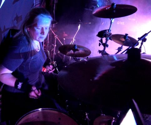 Sabine. Drummerin der Nürnberger Thrash Metal Band Entera. Weitere Bilder gibt es auf www.entera.org. Hörbeispiele findet ihr auf Soundcloud, Bandcamp und Youtube.