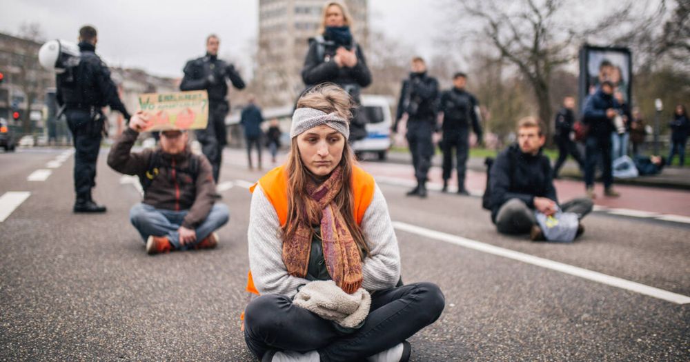 Désobéissance civile : pourquoi des collectifs écologistes renoncent aux jets de soupe sur les tableaux ou aux blocages de route