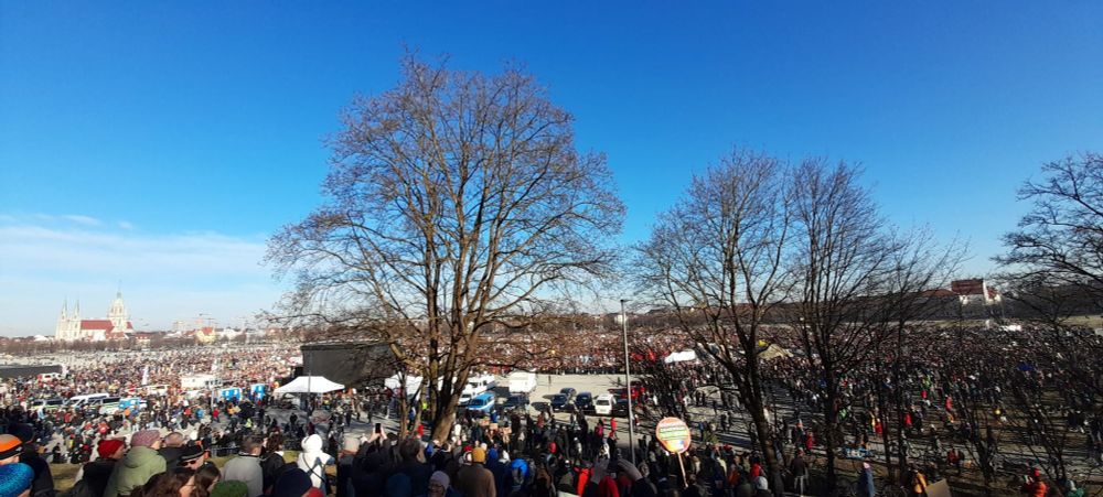 Der Blick von der Theresienhöhe zeigt die Größe der versammelten Menschen.