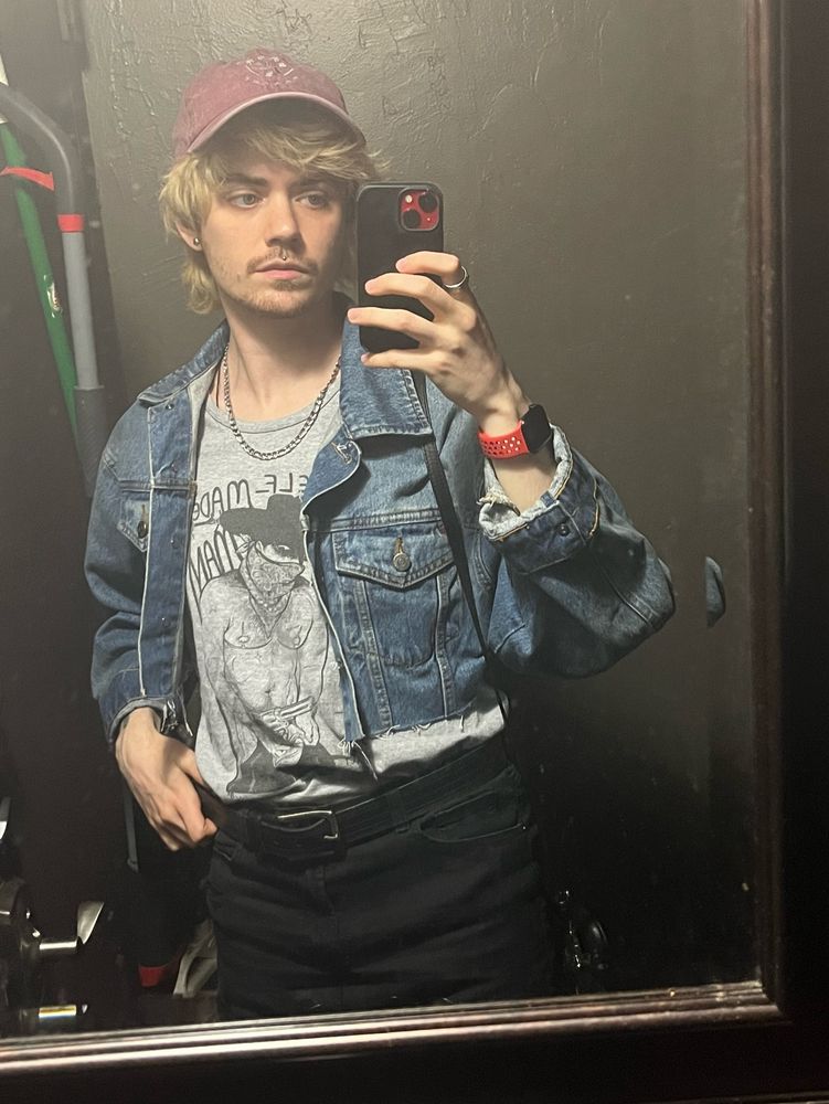 mirror selfie of just me in the boba shop bathroom