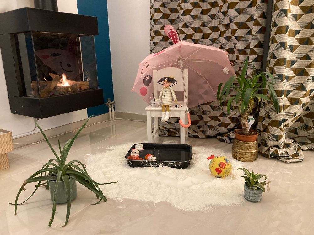 Lupin s’est fait sa petite plage pour pêcher peinard. 2 sac de farines que j’ai tout ramassé precotionneusement pour la réutiliser pour les derniers jours (vive la neige). Il a été jusqu’à prendre la crème solaire, mes lunettes et les tongs du fiston. 