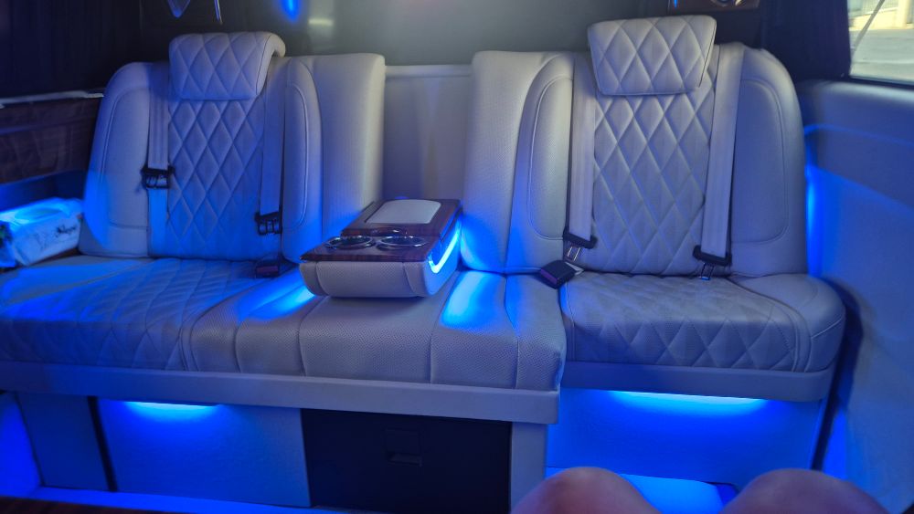 Intérieur du véhicule désigné par Maybach. Cuir blanc, leds bleues, rideaux, chargeurs a induction, etc

Il doit y avoir une télé quelque part.
