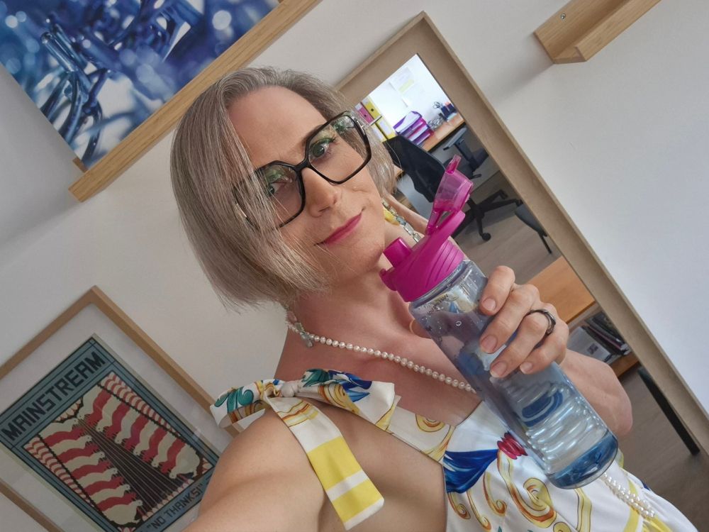 Moi, en robe d’été wt ma grosse gourde d’eau pour rester hydratée.
Il fait 32 dans le bureau.